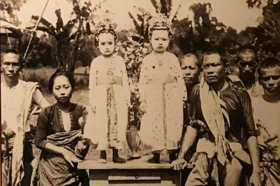 Two Tausug dayang-dayang