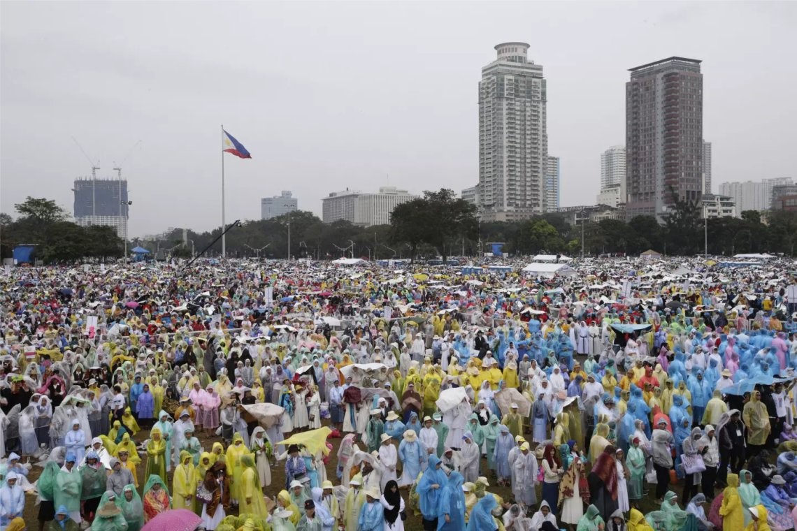 Philippine believers gathered in the rain for mass with Pope Francis